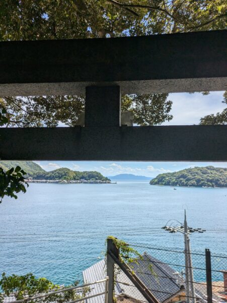 鳥居の間から海